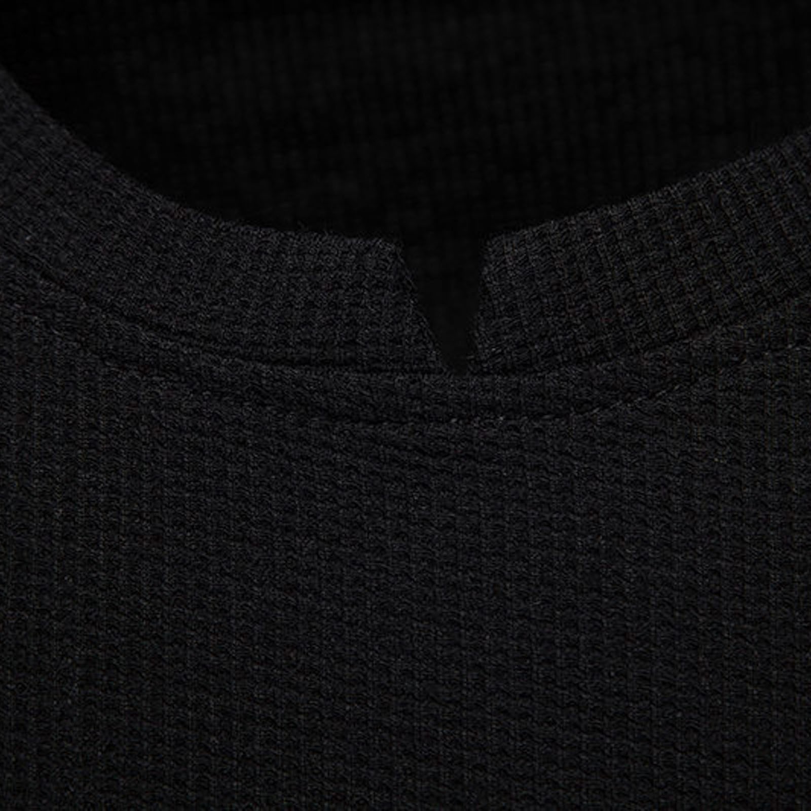 thumbnail image 4 of Camiseta informal de cuello en V para hombre: color liso con bolsillos, diseño moderno, tejido de poliéster, tallas S-XXL para uso diario., 4 of 6